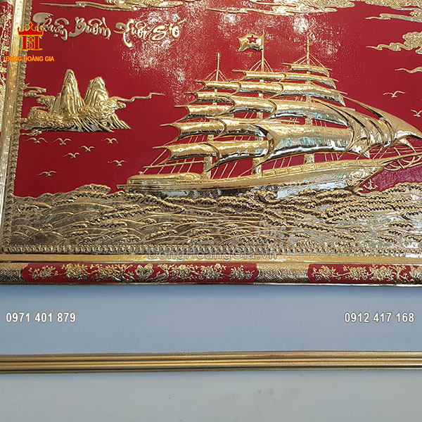 Nổi bật trên nền đỏ là hình ảnh thuyền buồm được các nghệ nhân chạm thúc vô cùng nổi bật
